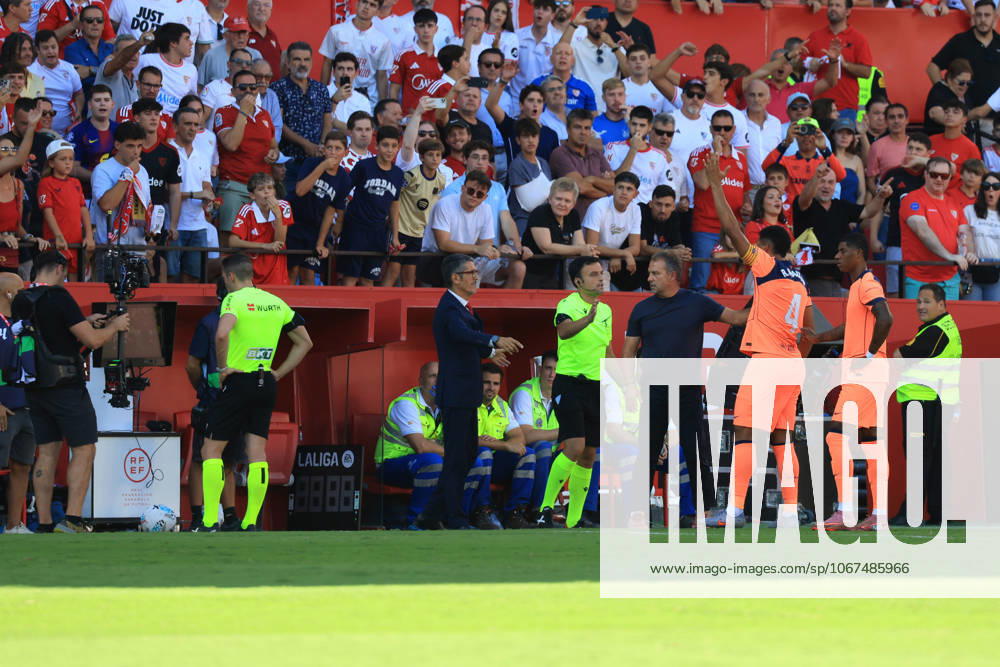 Spain - LaLiga EA Sports - Sevilla FCo vs FC Barcelona, Barca - 05 10 2025 SPAIN, SEVILLA, OCTOBER 05. Referee Alejandro Muniz Ruiz checks the VAR (Video Assistant Referee) monitor for a potential penalty while Ronald Araujo of FC Barcelona (4) gestures and protests during LaLiga EA Sports football match between Sevilla FC and FC Barcelona, on October 05, 2025, at Estadio Ramon Sanchez Pizjuan in Sevilla, Spain. Photo by Manuel Blondeau AOP.Press Sevilla Estadio Ramon Sanchez Pizjuan Andalucia Spain