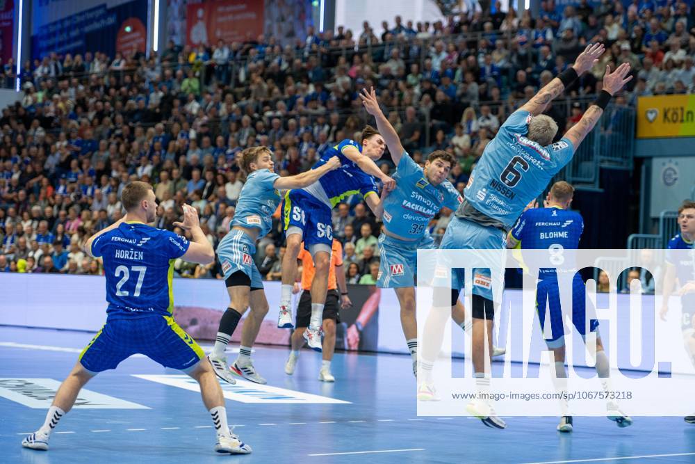 Kristjan Horžen, Circle Winger, VfL Gummersbach 27 , Miro Schluroff, Backcourt, VfL Gummersbach 15 , Marek Nissen, Backcourt HC Erlangen 6 , Lukas Blohme, Outside, VfL Gummersbach 8 , VfL Gummersbach vs HC Erlangen, Daikin Handball Bundesliga, Men , Matchday 8, 09 10 2025 Gummersbach NRW Germany