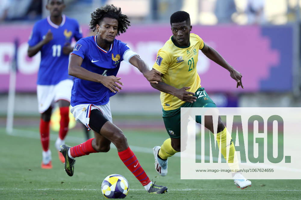 Futbol, Francia vs Sud Africa. Mundial sub 20, Chile 2025. El jugador de Sud Africa Siviwe Magidigidi, derecha, disputa el balon con Steven Baseya de Francia durante un partido del grupo E del mundial sub 20 realizado en el estadio El Teniente de Rancagua, Chile. 29 09 2025 Andres Pina Photosport Football, France vs South Africa. U-20 World Cup Championship. South Africas player Siviwe Magidigidi, right, vies for the ball with Steven Baseya of France during a Group E match of the U-20 World Cup at the El Teniente stadium in Rancagua, Chile. 29 09 2025 Andres Pina Photosport Francia vs Sudafrica, mundial sub 20 Chile 2025