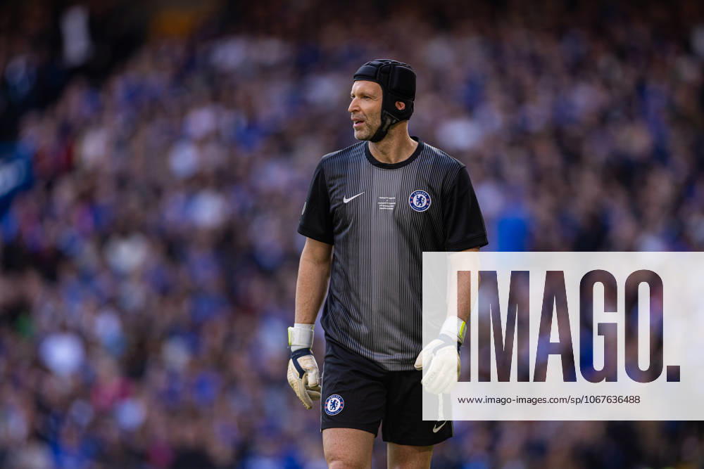 Football - LFC Foundation Friendly - Chelsea FC Legends v Liverpool FC Legends LONDON, ENGLAND - Saturday, October 11, 2025: Chelsea s goalkeeper Petr Cech during the LFC Foundation match between Chelsea FC Legends and Liverpool FC Legends at Stamford Bridge. (Photo by David Rawcliffe Propaganda) LONDON Stamford Bridge GREATER LONDON ENGLAND