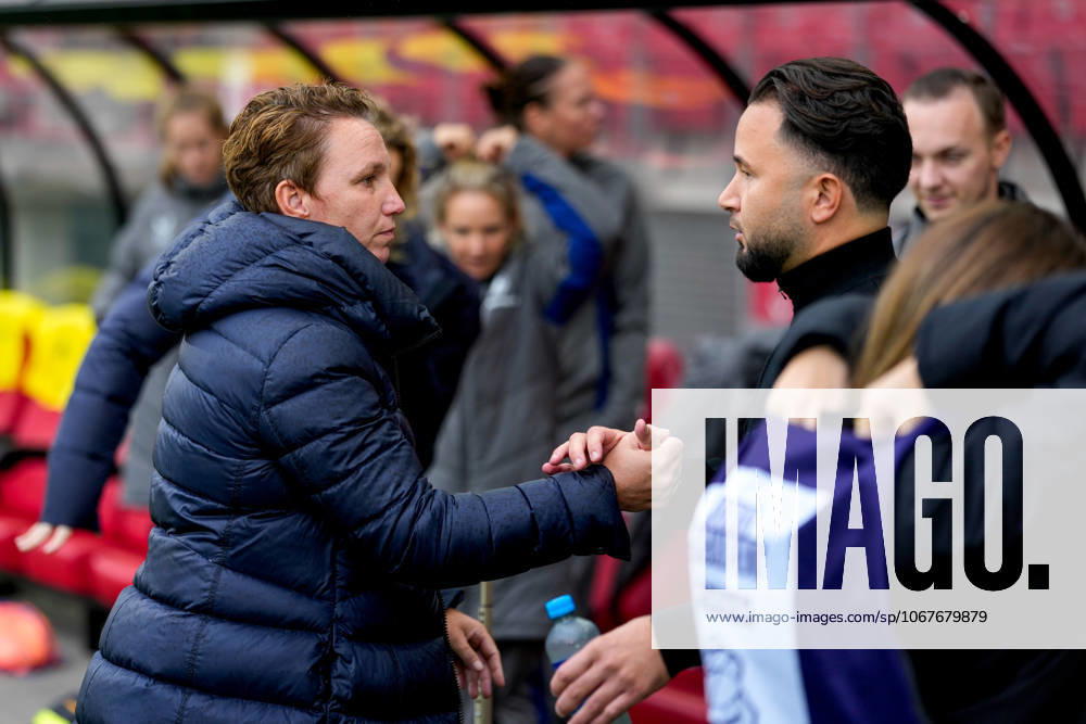 2025-10-12 AZ v Feyenoord - Dutch Eurojackpot Vrouwen Eredivisie ALKMAAR, NETHERLANDS - OCTOBER 12: Head Coach Jessica Torny of Feyenoord, Head Coach Wouter de Vogel of AZ during the Dutch Eurojackpot Vrouwen Eredivisie match between AZ and Feyenoord at AFAS Stadion on October 12, 2025 in Alkmaar, Netherlands. Alkmaar AFAS Stadion Netherlands Content not available for redistribution in The Netherlands directly or indirectly through any third parties.