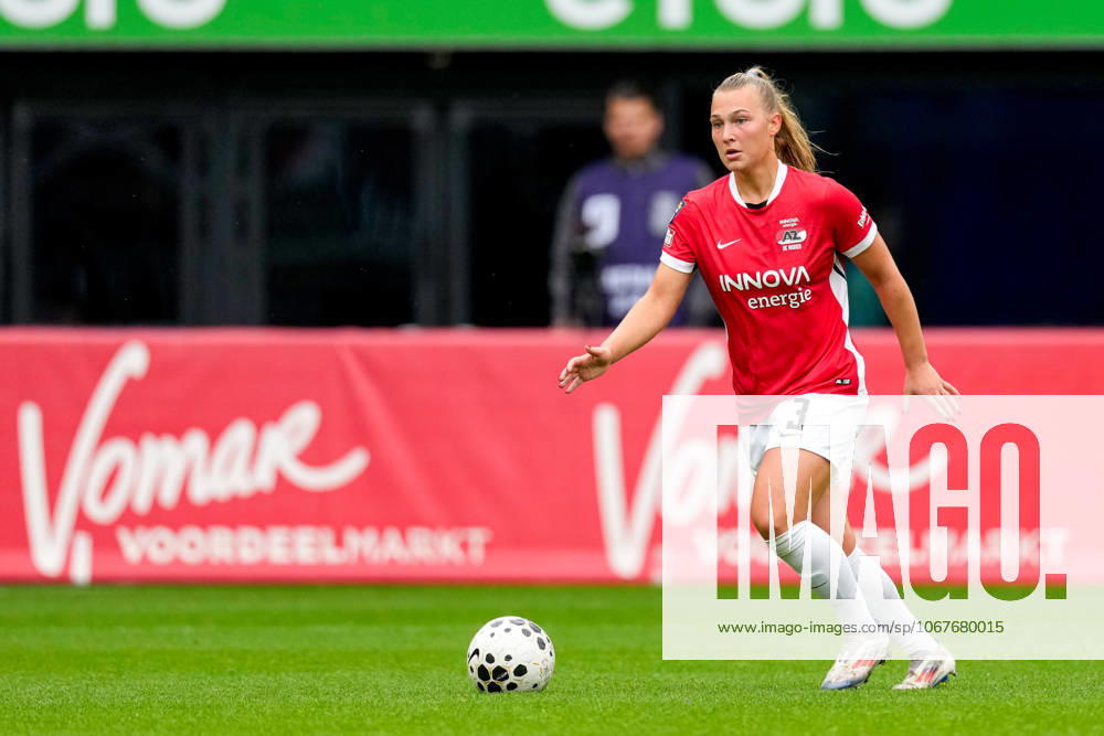 2025-10-12 AZ v Feyenoord - Dutch Eurojackpot Vrouwen Eredivisie ALKMAAR, NETHERLANDS - OCTOBER 12: Djoeke de Ridder of AZ runs with the ball during the Dutch Eurojackpot Vrouwen Eredivisie match between AZ and Feyenoord at AFAS Stadion on October 12, 2025 in Alkmaar, Netherlands. Alkmaar AFAS Stadion Netherlands Content not available for redistribution in The Netherlands directly or indirectly through any third parties.
