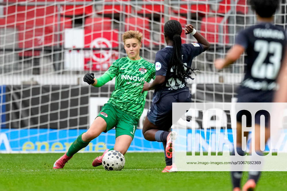 2025-10-12 AZ v Feyenoord - Dutch Eurojackpot Vrouwen Eredivisie ALKMAAR, NETHERLANDS - OCTOBER 12: Goalkeeper Netty Booms of AZ during the Dutch Eurojackpot Vrouwen Eredivisie match between AZ and Feyenoord at AFAS Stadion on October 12, 2025 in Alkmaar, Netherlands. Alkmaar AFAS Stadion Netherlands Content not available for redistribution in The Netherlands directly or indirectly through any third parties.
