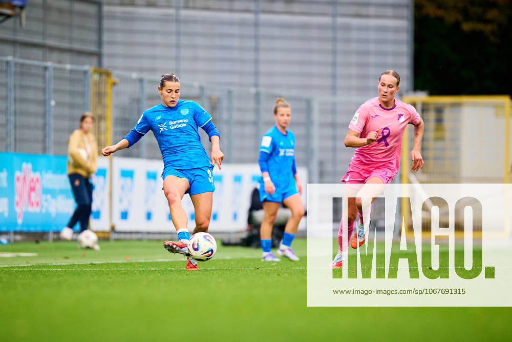 GPFBL: TSG Hoffenheim - Bayer 04 Leverkusen; 12.10.2025 Feli Delacauw (24; TSG) und Carlotta Wamser (37, Bayer 04 Leverkusen Frauen) kämpfen um den Ball GPFBL: TSG Hoffenheim – Bayer 04 Leverkusen am 12.10.2025 im Dietmar-Hopp Stadion in Hoffenheim. GPFBL: TSG Hoffenheim – Bayer 04 Leverkusen am 12.10.2025 im Dietmar-Hopp Stadion in Hoffenheim.