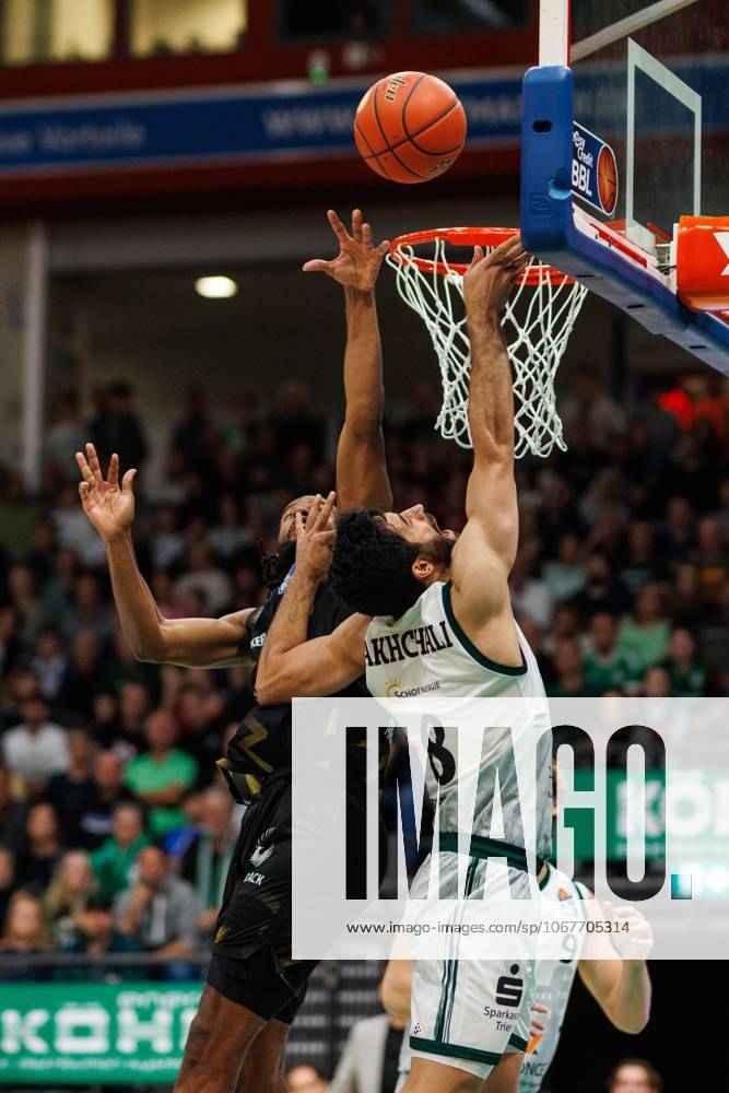 Behnam Yakhchali Gladiators Trier in a duel with Chip Flanigan Basketball Loewen Braunschweig , Vet Concept Gladiators Trier vs Basketball Loewen Braunschweig, Basketball, easyCredit BBL, Matchday 4, Season 2025 2026, 12 10 2025 Vet Concept Gladiators Trier vs Basketball Loewen Braunschweig, Basketball, easyCredit BBL, Matchday 4, Season 2025 2026