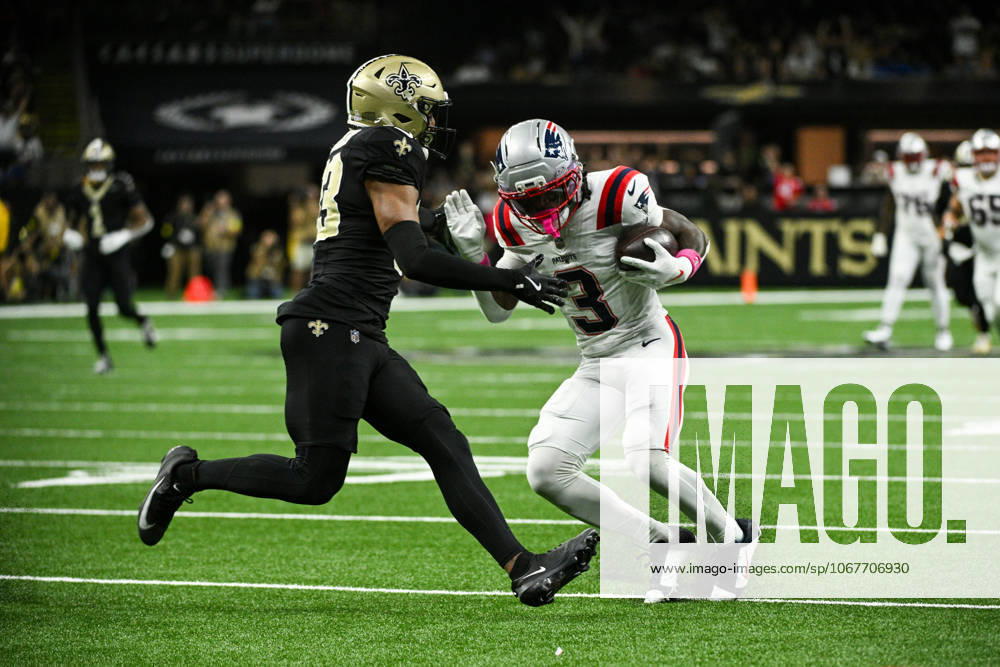 New England Patriots wide receiver Demario Douglas (3) stops to avoid a tackle by New Orleans Saints safety Jonas Sanker (33) before scoring a touchdown during the first half of an NFL, American Football Herren, USA football game at Caesar s Superdome in New Orleans, La., on Sunday, October 12, 2025. NOP20251012103 PaulxKieu