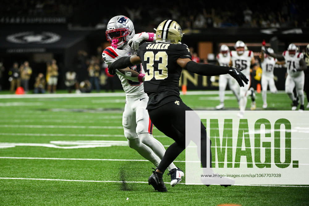 New England Patriots wide receiver Demario Douglas (3) stops to avoid a tackle by New Orleans Saints safety Jonas Sanker (33) before scoring a touchdown during the first half of an NFL, American Football Herren, USA football game at Caesar s Superdome in New Orleans, La., on Sunday, October 12, 2025. NOP20251012104 PaulxKieu