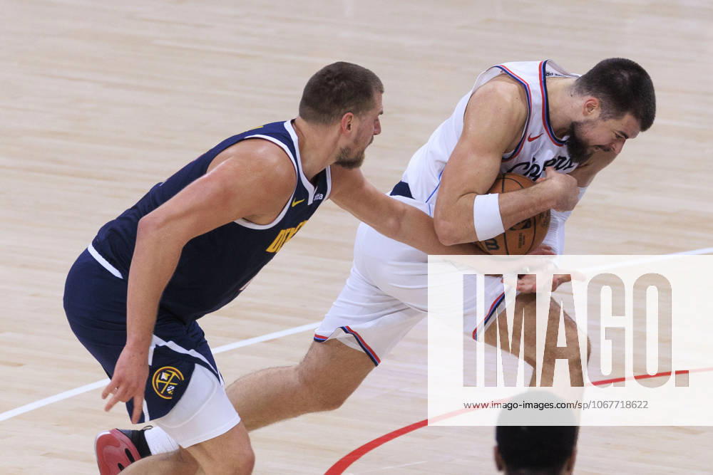 Nikola Jokic 15 of the Denver Nuggets attempts to wrangle the ball from Ivica Zubac 40 of the Los Angeles Clippers during their preseason NBA, Basketball Herren, USA game on Sunday October 12, 2025 at Intuit Dome in Inglewood, California. ARIANA RUIZ PI Inglewood USA - ZUMAp124 20251012_zaa_p124_057