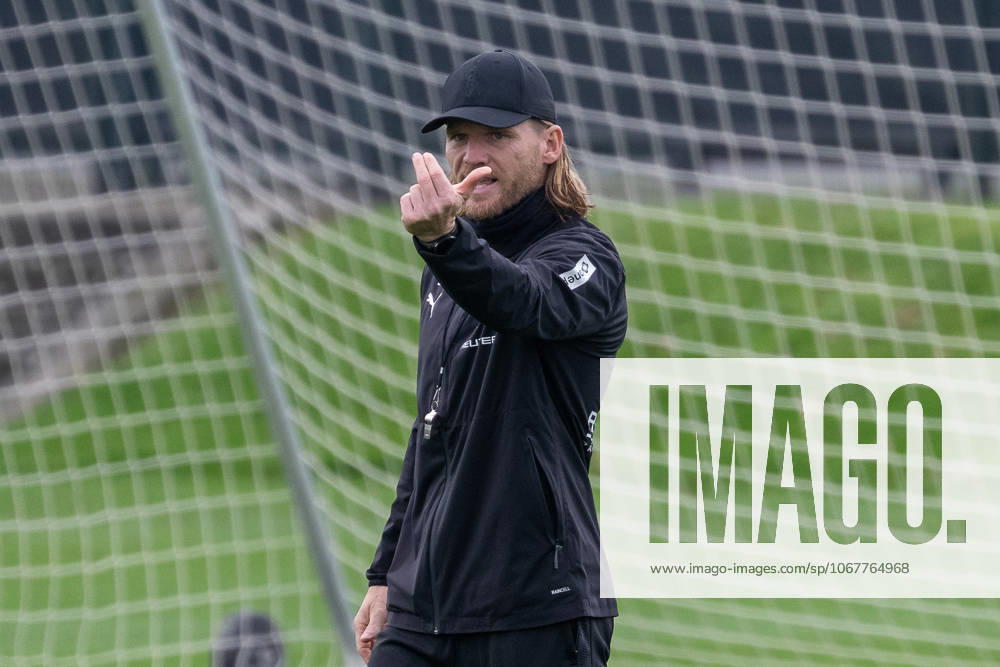 Soccer 1 Bundesliga, Season 2025 2026, public training, Borussia Moenchengladbach at the training ground at Borussia Park Eugen Polanski Borussia Moenchengladbach, coach gives instructions Photo Kirchner Media Thomas Haesler