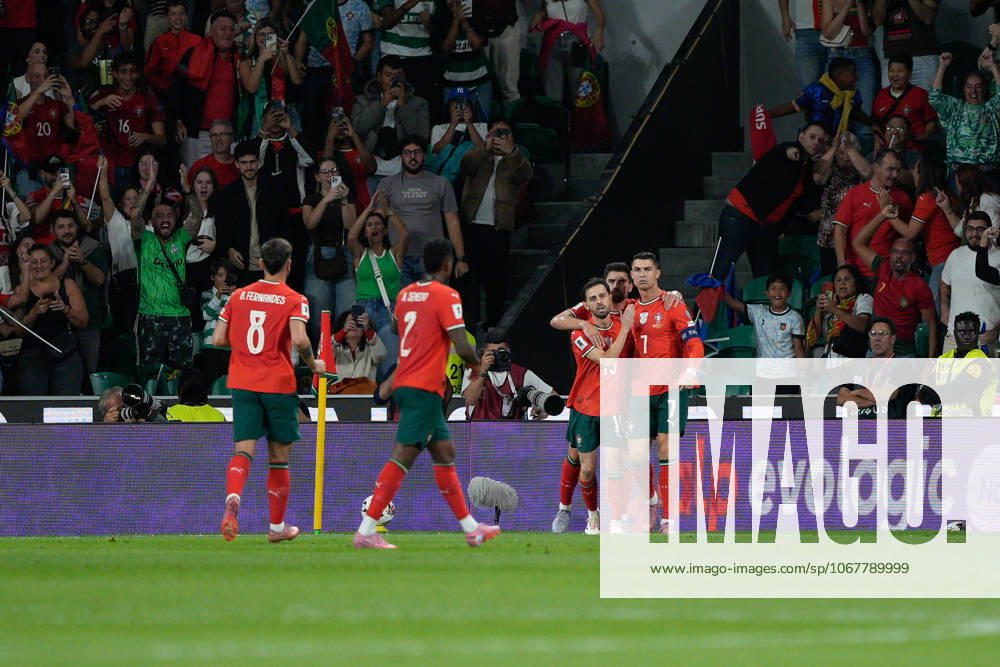 Portugal Vs Hungary in Lisbon, Portugal - 14 Oct 2025 Bruno Fernandes (L), Nelson Semedo (L), Bernardo Silva (C), Ruben Neves (R) and Cristiano Ronaldo of Portugal (R) celebrate their first goal during the FIFA World Cup, WM, Weltmeisterschaft, Fussball 2026 Qualifying football match between Portugal and Hungary at Estadio Jose Alvalade. Final score: Portugal 2:2 Hungary Lisbon Portugal