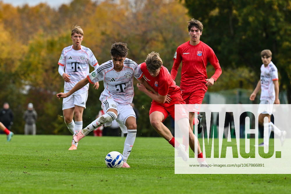 DFB U19 Nachwuchsliga SpVgg Unterhaching FC Bayern München U19 18 10 2025 in duel Roy SNIP FC Bayern München U19 10 and Marinus SPANN SpVgg Unterhaching U19 8 duel U19 DFB Nachwuchsliga SpVgg Unterhaching FC Bayern München Sportschule Oberhaching on 18 10 2025