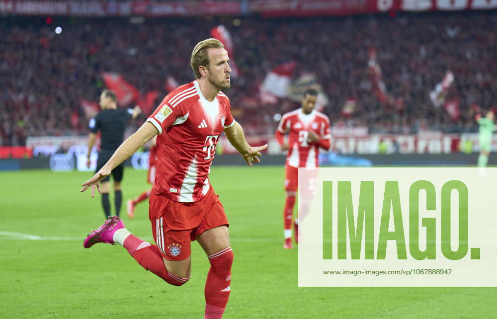 Harry Kane of FC Bayern München scores, shoots goal , Tor, Treffer, Torschuss, 1-0 celebrates his her goal, happy, laugh, celebration, in the match FC BAYERN MÜNCHEN - BORUSSIA DORTMUND on October 18, 2025 at Allianz Arena München, Germany. Season 2026 2026, 1.Bundesliga, FCB, matchday 7,