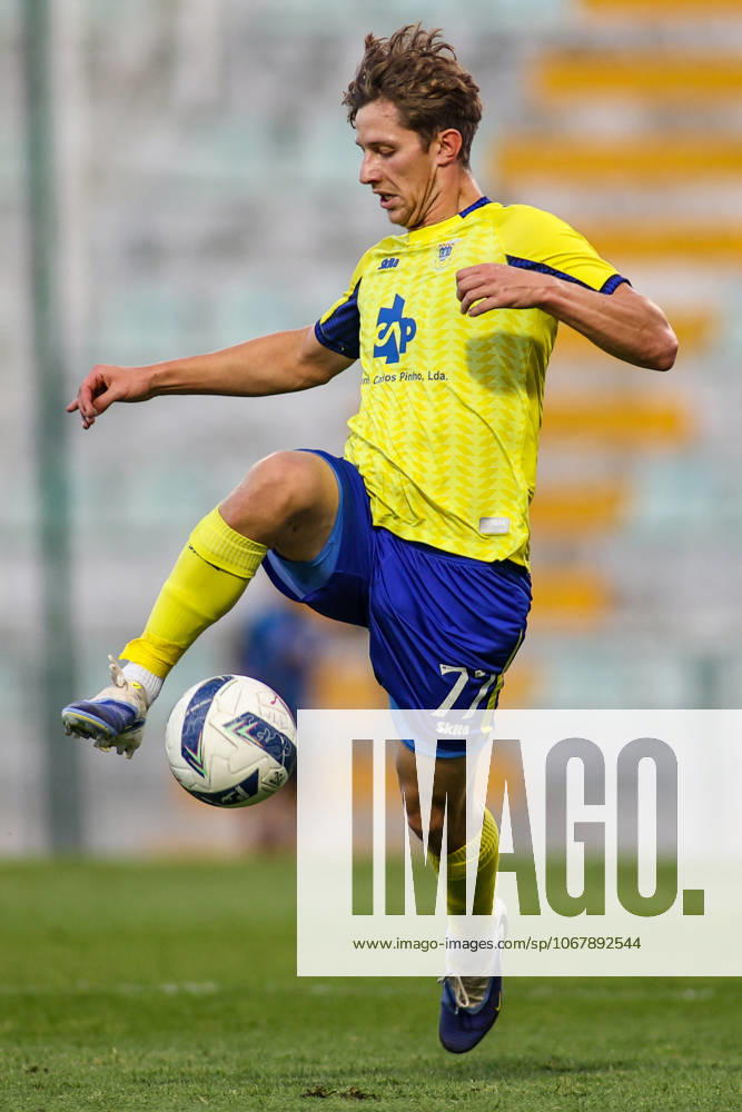Taca da Liga: Portimonense vs Arouca Portimao, Portugal - 18 10 2025: Taca da Liga 3rd round match between Portimonense and FC Arouca at Estadio Municipal de Portimao 77 Arouca attacker, Romualdas Jansonas takes down the ball Mandatory Credit: Toby Tande Avant Sports Agency Portimao Estadio Municipal de Portimao Portugal