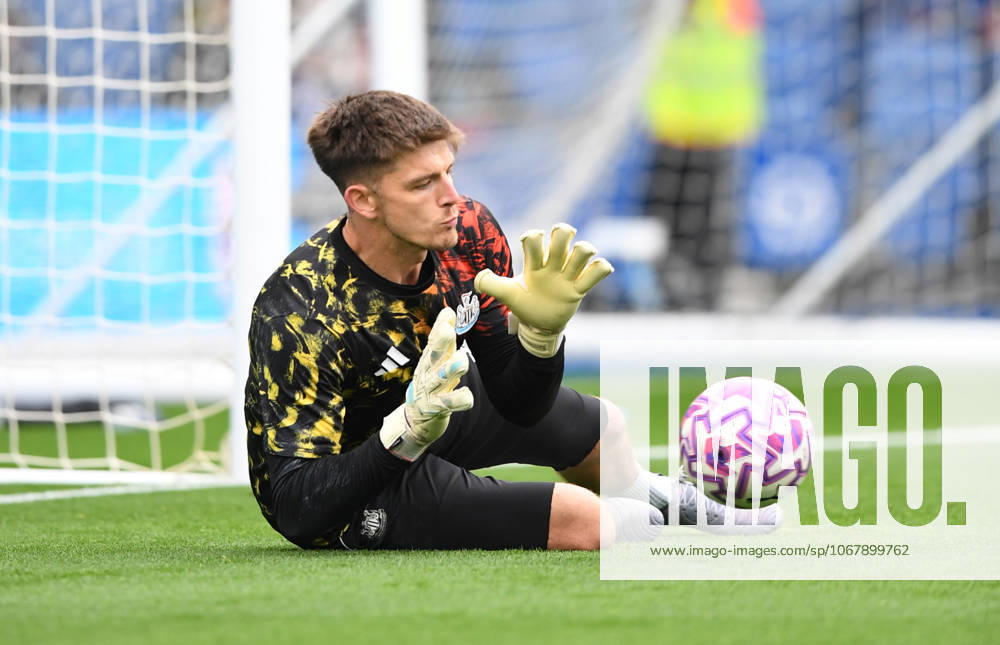 Brighton and Hove Albion v Newcastle United Premier League 18 10 2025. Nick Pope Goalkeeper of Newcastle United warms up in goal before the Premier League match between Brighton and Hove Albion and Newcastle United at the American Express Stadium, Brighton and Hove, England on 18 October 2025. Brighton and Hove American Express Stadium East Sussex England Editorial use only DataCo restrictions apply See www.football-dataco.com ,