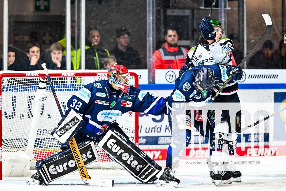 Hendrik Hane Iserlohn Roosters, 32 Robin Norell Iserlohn Roosters, 56 Yannick Veilleux Eisbaeren Berlin, 54 , GER, Iserlohn Roosters vs Eisbaeren Berlin, Ice Hockey, Penny DEL, Matchday 12, Season 2025 2026, 19 10 2025, GER, Iserlohn Roosters vs Eisbaeren Berlin, Ice Hockey, Penny DEL, Matchday 12, Season 2025 2026, 19 10 2025 Iserlohn