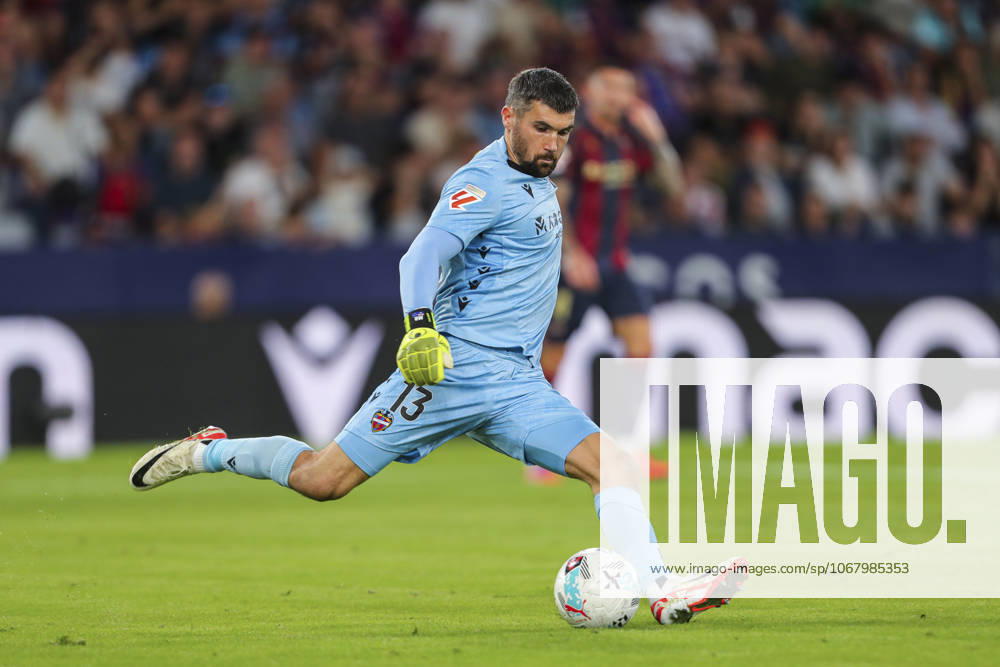 Mathew Ryan of Levante UD in action during the Spanish league, LaLiga EA Sports, football match played between Levante UD and Rayo Vallecano at Ciutat de Valencia stadium on October 19, 2025, in Valencia, Spain. Valencia SPAIN - ZUMAa181 20251019_zaa_a181_253