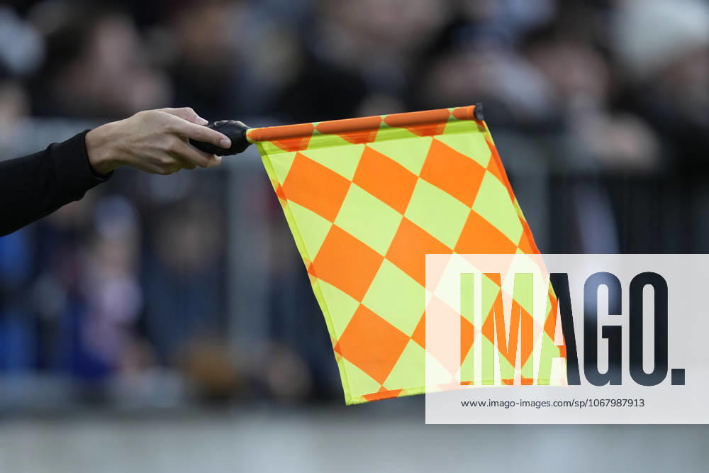 Ein Linienrichter hält die Flagge wegen Abseits waehrend des spiels der Bundesliga zwischen FC St. Pauli und TSG Hoffenheim, Millerntor-Stadion am 19. October 2025 in Hamburg, Deutschland. (Foto von Alex Gottschalk DeFodi Images) +++ A linesman holds the flag for offside during the Bundesliga match between FC St. Pauli and TSG Hoffenheim at Millerntor-Stadion on October 19, 2025 in Hamburg, Germany. (Photo by Alex Gottschalk DeFodi Images) DFL regulations prohibit any use of photographs as image sequences and or quasi-video. (Photo by Alex Gottschalk DeFodi Images) DFL regulations prohibit any use of photographs as image sequences and or quasi-video. A linesman holds the flag for offside during the Bundesliga match between FC St Pauli and TSG Hoffenheim, Millerntor Stadion on October 19, 2025 in Hamburg, Germany Photo by Alex Gottschalk DeFodi Images A linesman holds the flag for offside during the Bundesliga match between FC St Pauli and TSG Hoffenheim at Millerntor Stadion on October 19, 2025 in Hamburg, Germany Photo by Alex Gottschalk DeFodi Images DFL regulations prohibit any use of photographs as image sequences and or quasi video Photo by Alex Gottschalk DeFodi Images DFL regulations prohibit any use of photographs as image sequences and or quasi video