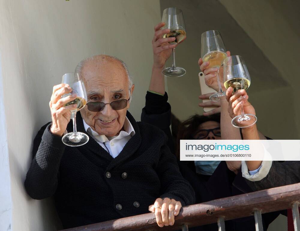 Spanish poet Francisco Brines toasts with the media at the balcony of his house in the village of Oliva, Valencia, eastern of Spain on 17 November 2020. Francisco Brines was awarded yesterday with the Cervantes Prize 2020, the most important literature prize in Spanish language. Spanish poet Francisco Brines awarded with the Cervantes Prize 2020 !ACHTUNG: NUR REDAKTIONELLE NUTZUNG!