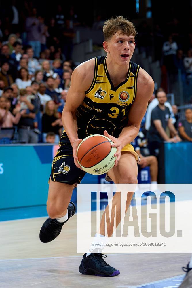 Julis Baumer 37 MHP Riesen Ludwigsburg dribbles with the ball easyCredit BBL Pokal MLP Academics Heidelberg - MHP Riesen Ludwigsburg 19 10 2025 Julis Baumer 37 MHP Riesen Ludwigsburg with the ball