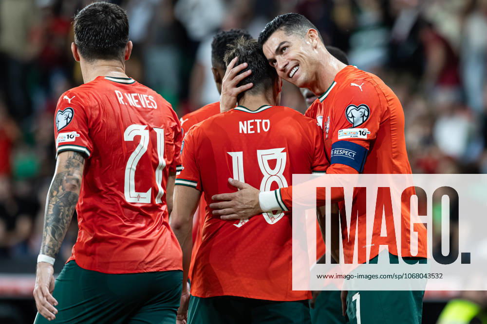 Cristiano Ronaldo of Portugal celebrates with teammates after scoring a goal during the FIFA World Cup, WM, Weltmeisterschaft, Fussball 2026 Qualifier match between Portugal and Hungary at Estadio Jose Alvalade. Final score Portugal 2 : 2 Hungary Lisbon Portugal - ZUMAs197 20251014_aaa_s197_699
