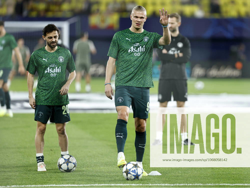 Bernardo Silva of Manchester City and Erling Haaland of Manchester City during warm up Villarreal v Manchester City, UEFA Champions League, Group Stage, Football, Estadi de la Cermica, Villarreal, Spain - 21 Oct 2025Villarreal Estadi de la Ceràmica United Kingdom