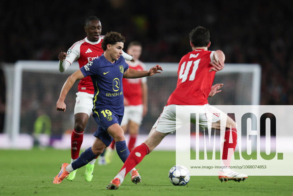 Julian Alvarez of Atletico de Madrid receives pressure from Declan Rice of Arsenal during the UEFA Champions League match between Arsenal and Atlético de Madrid at Emirates Stadium in London, England (Photo by Alexander Canillas Sports Press Photo)