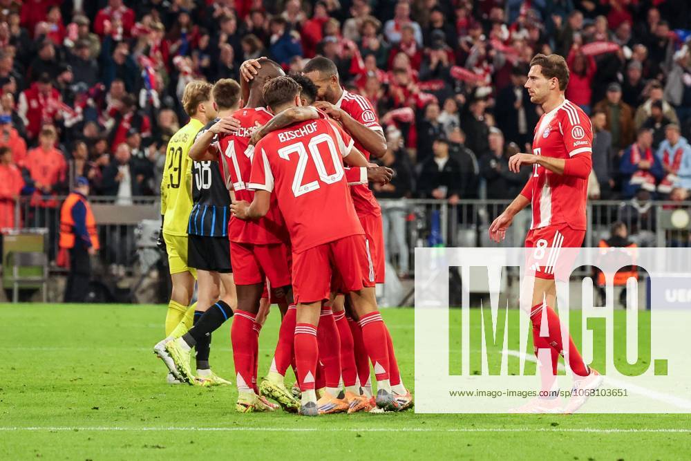 Team FC Bayern Muenchen celebrating after the 4-0 goal by Nicolas Jackson 11 FC Bayern Muenchen , with Tom Bischof 20 FC Bayern Muenchen and Leon Goretzka 8 FC Bayern Muenchen , FC Bayern Muenchen vs Club Brugge, Football, Men, UEFA Champions League, Season 2025 2026, Allianz Arena, Matchday 3, 22 10 2025 Muenchen Bayern Germany