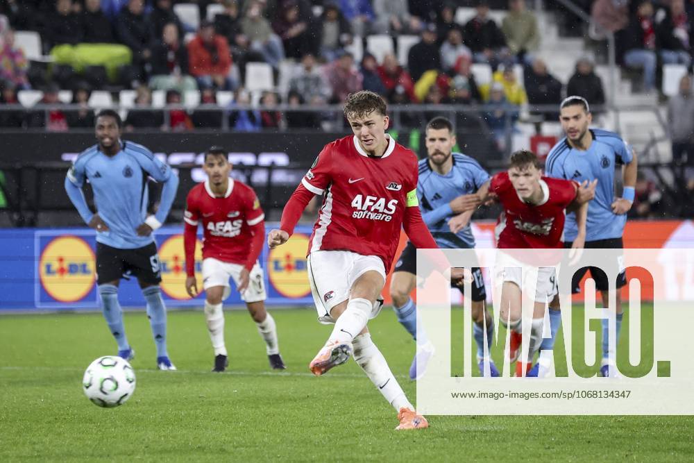 ALKMAAR - (L-R) Sven Mijnans of AZ Alkmaar during the UEFA Conference League match between AZ Alkmaar and Slovan Bratislava at the AFAS Stadium on October 23, 2025, in Alkmaar, Netherlands. ANP BART STOUTJESDIJK UEFA Conference League 2025-2026 ANPxSportx IVx 540076805 originalFilename: 540076805