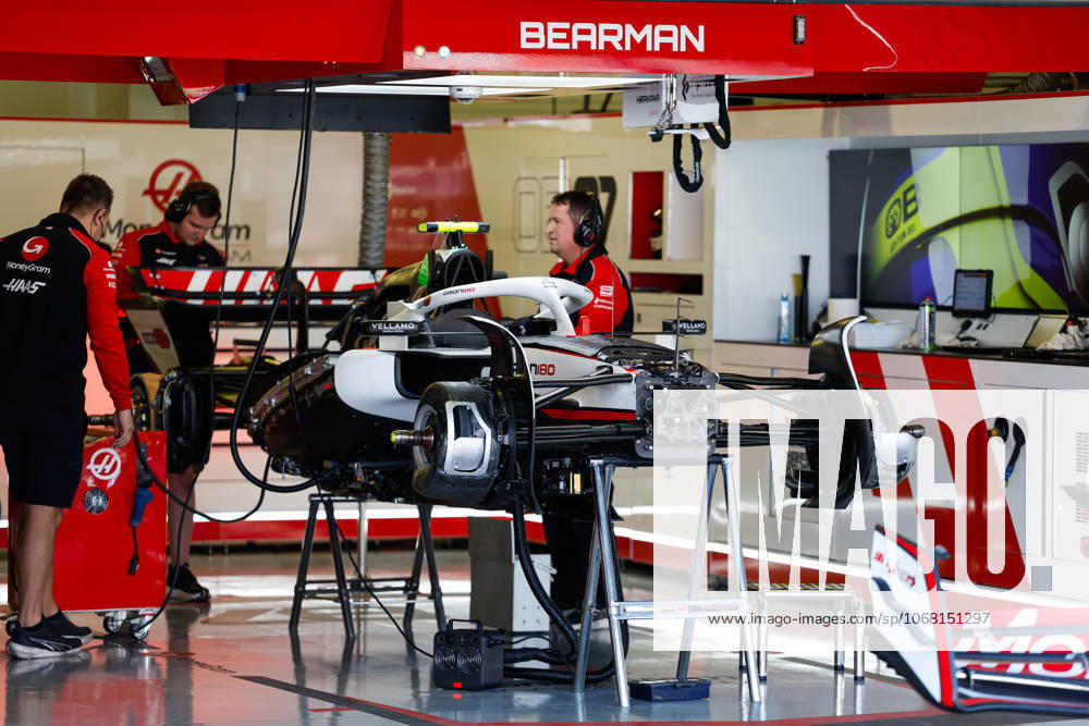 F1 - MEXICO CITY GRAND PRIX 2025 87 BEARMAN Ollie Oliver (gbr), Haas F1 Team VF-25 Ferrari, portrait in the garage, box, during the 2025 Formula 1 Mexico City Grand Prix, 20th round of the 2025 FIA Formula One World Championship, WM, Weltmeisterschaft from October 24 to 26, 2025 on the Autodromo Hermanos Rodriguez, in Mexico City, Mexico - Mexico CityMexico
