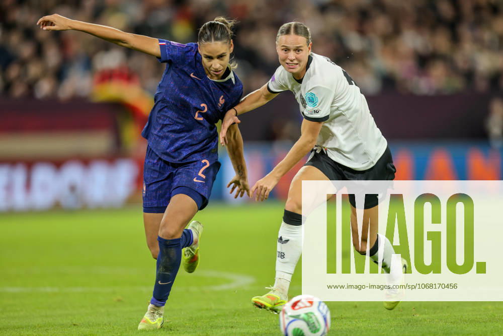 DEU, Düsseldorf, Germany vs France, UEFA Women s Nations League, UEFA, season 2526, Merkur Spiel Arena, semi-final, first leg in the picture from l n r Maëlle Lakrar France , Klara Bühl Germany, FC Bayern Munich , duel DFB DFL REGULATIONS PROHIBIT ANY USE OF PHOTOGRAPHS AS IMAGE SEQUENCES AND OR QUASI VIDEO