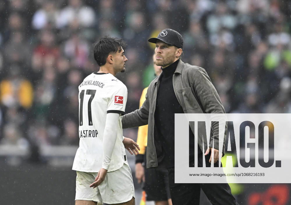 V l Jens Castrop Bor Mönchengladbach , Coach Eugen Polanski Bor Mönchengladbach after the red card Soccer 1 Bundesliga, 8 Matchday, Borussia Moenchengladbach Bayern Muenchen, am 25 10 2025 in Moenchengladbach Germany DFL regulations prohibit any use of photographs as image sequences and or quasi video Â