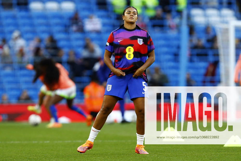 England v Brazil, Manchester, UK - 25 October 2025 Jess Carter of England warms up before kick off in the Womens International Friendly, Länderspiel, Nationalmannschaft match between England and Brazil at The Etihad Stadium on 25 October 2025 in Manchester, England (Photo by Steve Taylor PPAUK) Manchester The Etihad Stadium Greater Manchester England