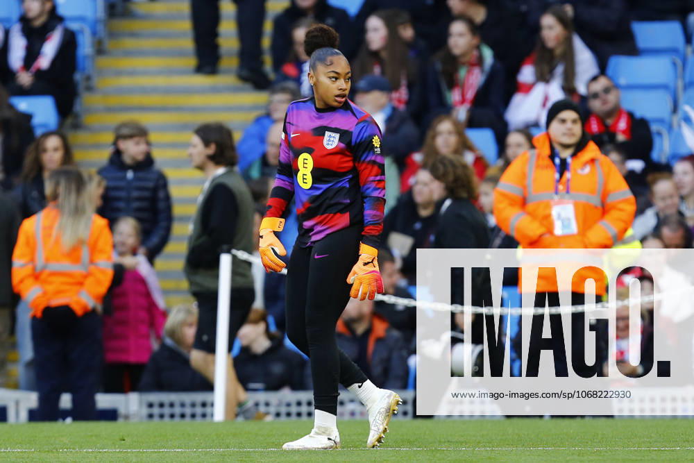 England v Brazil, Manchester, UK - 25 October 2025 Khiara Keating Goalkeeper of England warms up before kick off in the Womens International Friendly, Länderspiel, Nationalmannschaft match between England and Brazil at The Etihad Stadium on 25 October 2025 in Manchester, England (Photo by Steve Taylor PPAUK) Manchester The Etihad Stadium Greater Manchester England