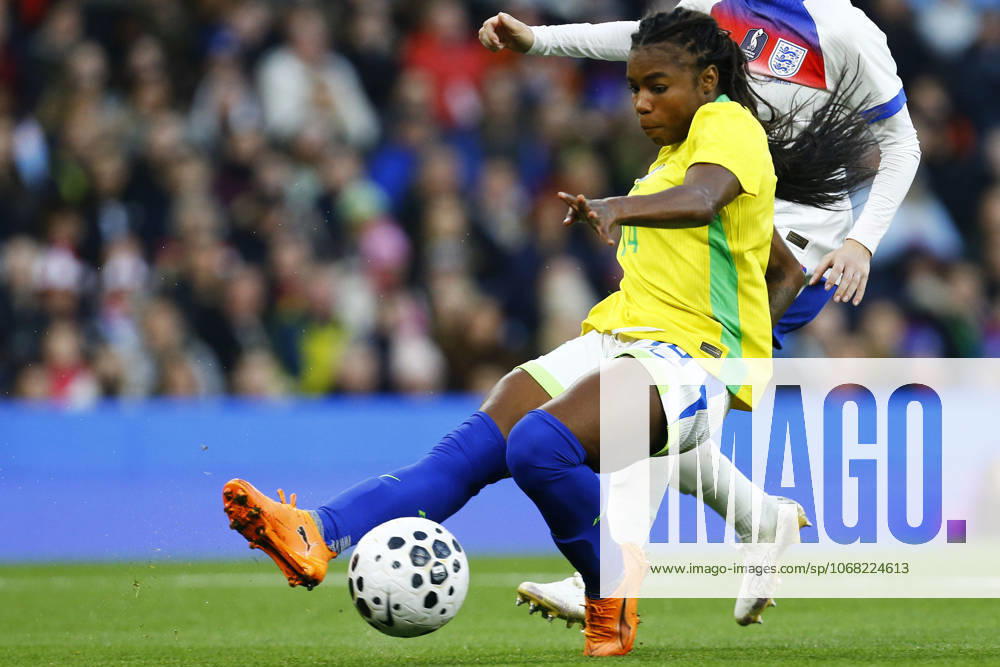 England v Brazil, Manchester, UK - 25 October 2025 Ludmila of Brazil shoots wide during the Womens International Friendly, Länderspiel, Nationalmannschaft match between England and Brazil at The Etihad Stadium on 25 October 2025 in Manchester, England (Photo by Steve Taylor PPAUK) Manchester The Etihad Stadium Greater Manchester England