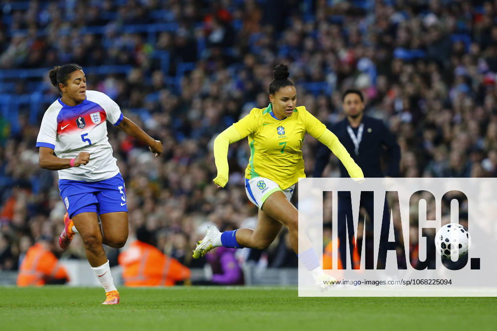 England v Brazil, Manchester, UK - 25 October 2025 Dudinha of Brazil feels pressure from Jess Carter of England during the Womens International Friendly, Länderspiel, Nationalmannschaft match between England and Brazil at The Etihad Stadium on 25 October 2025 in Manchester, England (Photo by Steve Taylor PPAUK) Manchester The Etihad Stadium Greater Manchester England