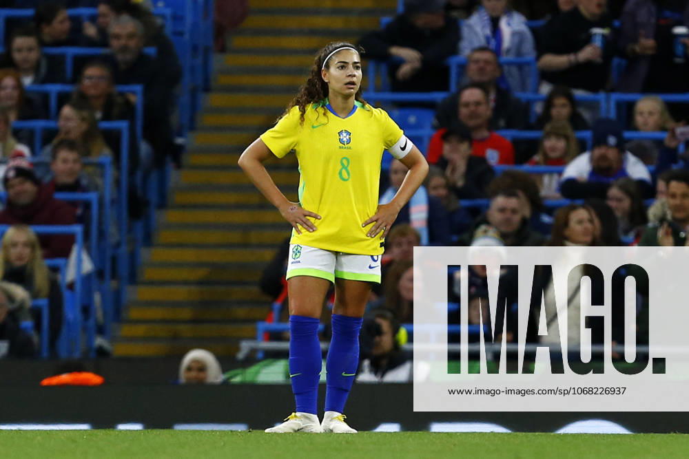 England v Brazil, Manchester, UK - 25 October 2025 Angelina of Brazil is shown a red card by referee Natalie Simon during the Womens International Friendly, Länderspiel, Nationalmannschaft match between England and Brazil at The Etihad Stadium on 25 October 2025 in Manchester, England (Photo by Steve Taylor PPAUK) Manchester The Etihad Stadium Greater Manchester England