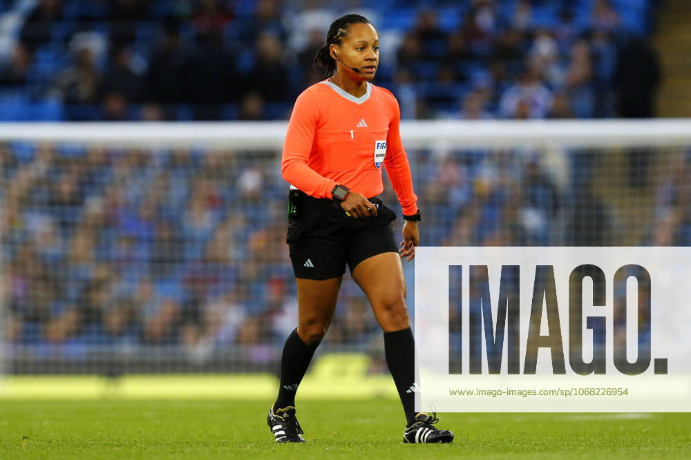 England v Brazil, Manchester, UK - 25 October 2025 referee Natalie Simon during the Womens International Friendly, Länderspiel, Nationalmannschaft match between England and Brazil at The Etihad Stadium on 25 October 2025 in Manchester, England (Photo by Steve Taylor PPAUK) Manchester The Etihad Stadium Greater Manchester England