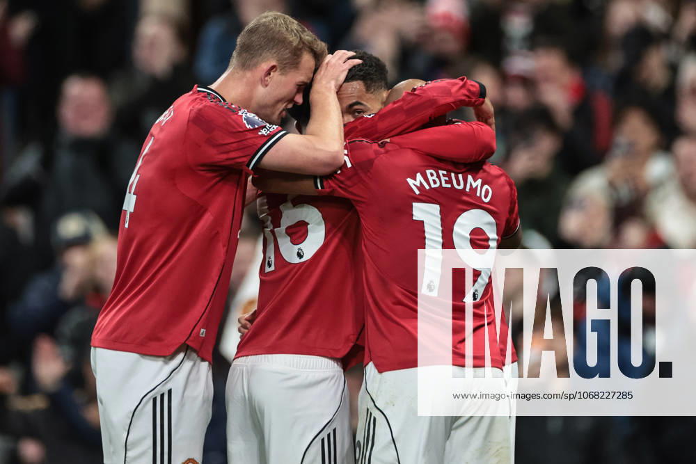 Premier League Manchester United, ManU v Brighton and Hove Albion Matheus Cunha of Manchester United celebrates his goal to make it 1-0 with team mates during the Premier League match Manchester United vs Brighton and Hove Albion at Old Trafford, Manchester, United Kingdom, 25th October 2025 (Photo by Mark Cosgrove News Images) Manchester Old Trafford Greater Manchester United Kingdom