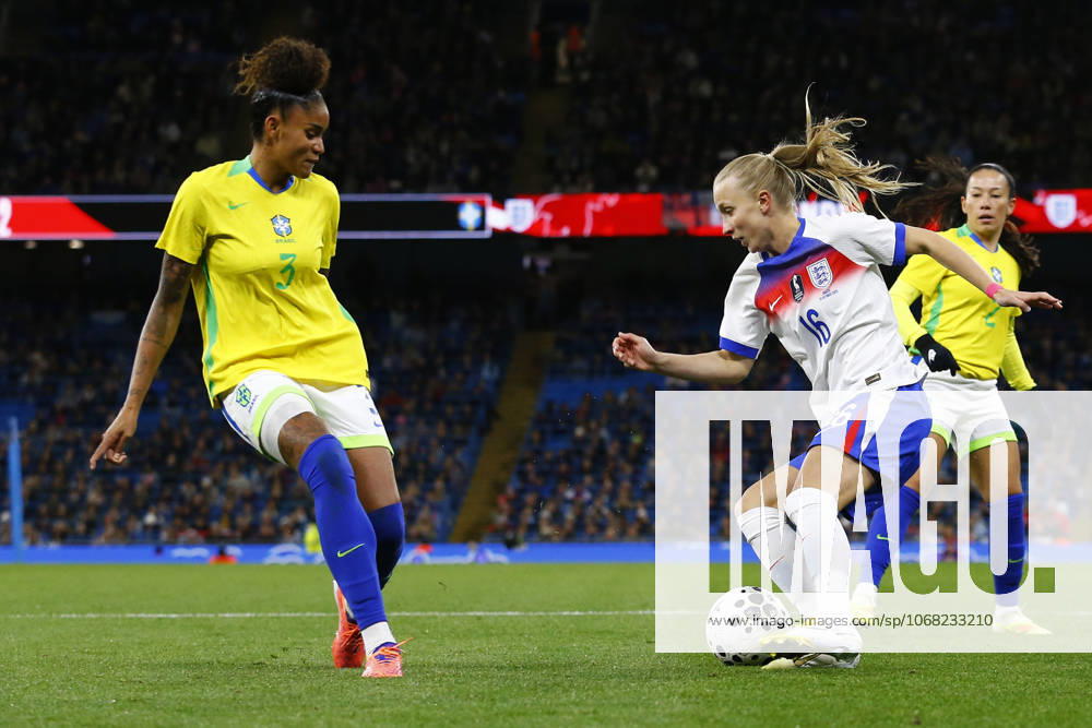 England v Brazil, Manchester, UK - 25 October 2025 Aggie Beever-Jones of England feels pressure from Tarciane of Brazil during the Womens International Friendly, Länderspiel, Nationalmannschaft match between England and Brazil at The Etihad Stadium on 25 October 2025 in Manchester, England (Photo by Steve Taylor PPAUK) Manchester The Etihad Stadium Greater Manchester England