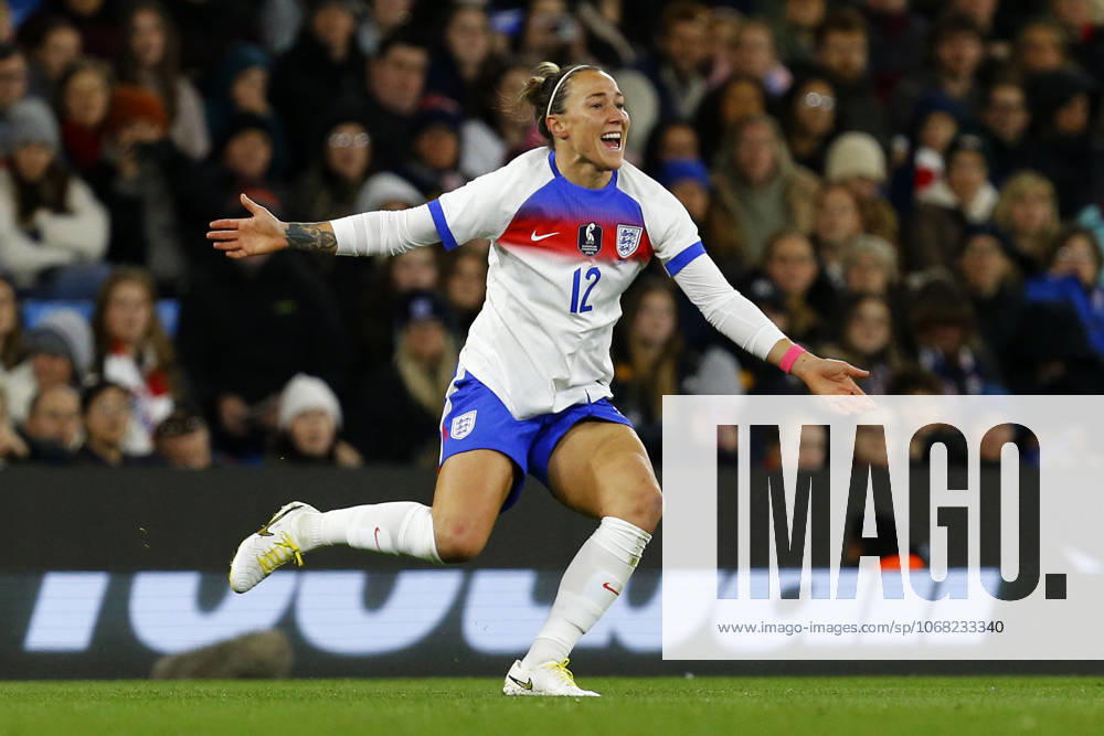 England v Brazil, Manchester, UK - 25 October 2025 Lucy Bronze of England appeals to referee Natalie Simon during the Womens International Friendly, Länderspiel, Nationalmannschaft match between England and Brazil at The Etihad Stadium on 25 October 2025 in Manchester, England (Photo by Steve Taylor PPAUK) Manchester The Etihad Stadium Greater Manchester England