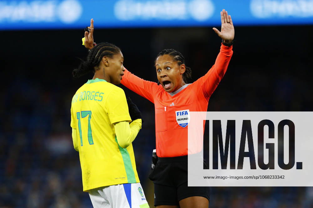 England v Brazil, Manchester, UK - 25 October 2025 referee Natalie Simon speaks to Ary Borges of Brazil during the Womens International Friendly, Länderspiel, Nationalmannschaft match between England and Brazil at The Etihad Stadium on 25 October 2025 in Manchester, England (Photo by Steve Taylor PPAUK) Manchester The Etihad Stadium Greater Manchester England