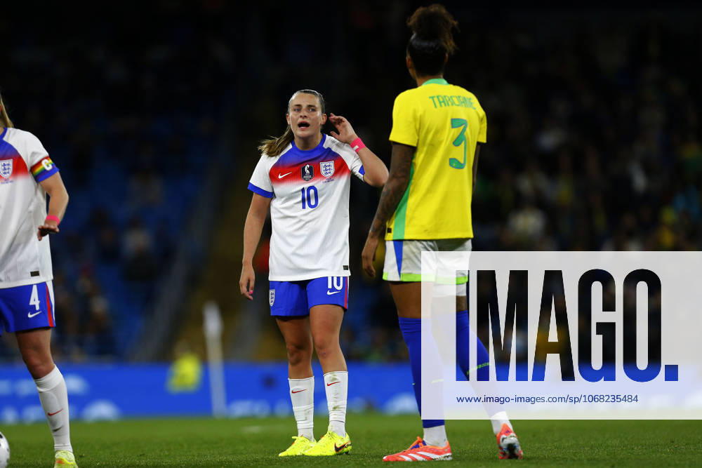 England v Brazil, Manchester, UK - 25 October 2025 Ella Toone of England speaks with Tarciane of Brazil during the Womens International Friendly, Länderspiel, Nationalmannschaft match between England and Brazil at The Etihad Stadium on 25 October 2025 in Manchester, England (Photo by Steve Taylor PPAUK) Manchester The Etihad Stadium Greater Manchester England