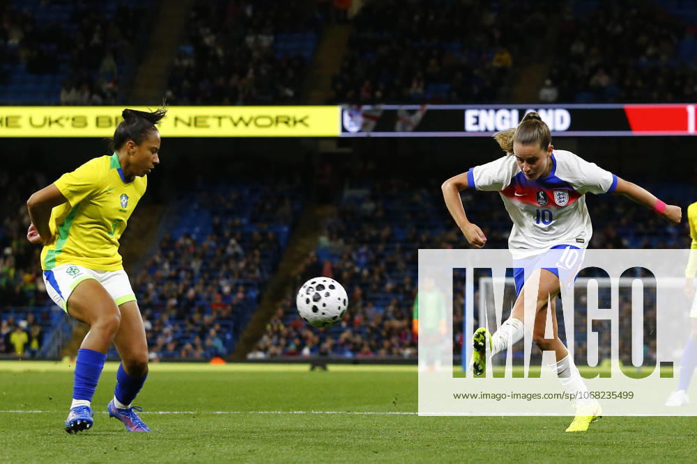 England v Brazil, Manchester, UK - 25 October 2025 Ella Toone of England has a late shot on goal during the Womens International Friendly, Länderspiel, Nationalmannschaft match between England and Brazil at The Etihad Stadium on 25 October 2025 in Manchester, England (Photo by Steve Taylor PPAUK) Manchester The Etihad Stadium Greater Manchester England