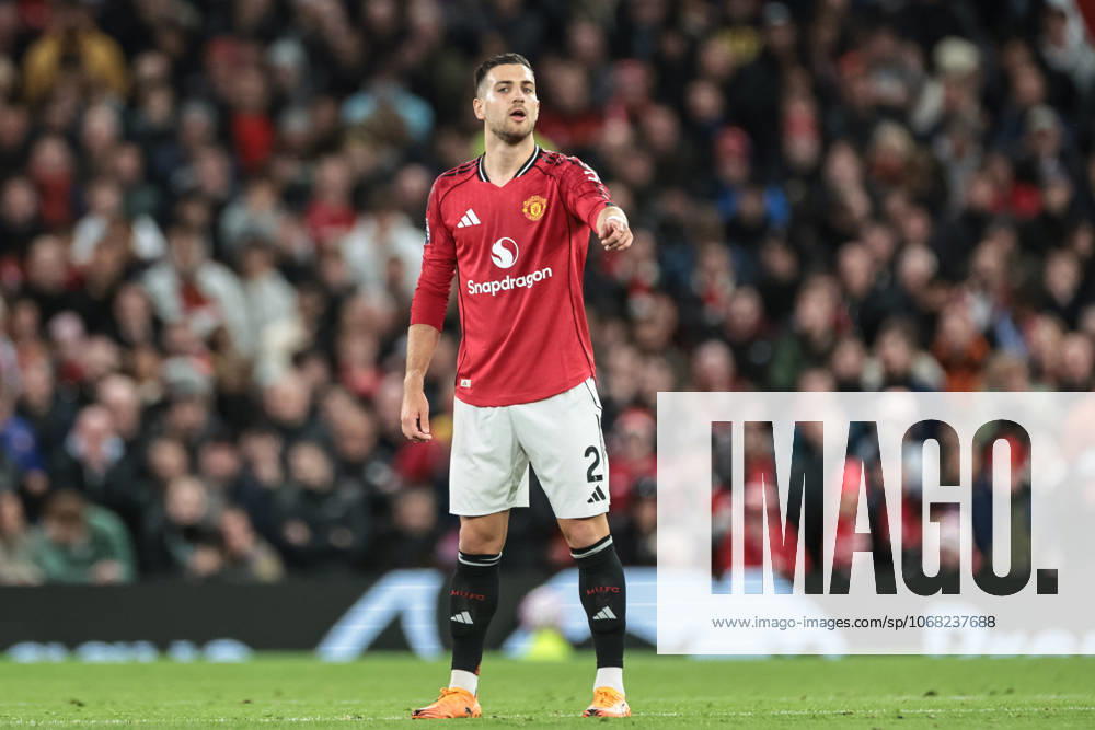 Premier League Manchester United, ManU v Brighton and Hove Albion Diogo Dalot of Manchester United gives his team instructions during the Premier League match Manchester United vs Brighton and Hove Albion at Old Trafford, Manchester, United Kingdom, 25th October 2025 (Photo by Mark Cosgrove News Images) Manchester Old Trafford Greater Manchester United Kingdom