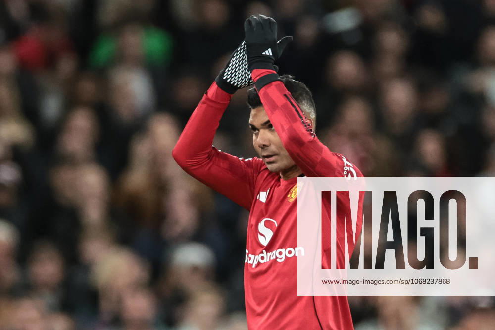 Premier League Manchester United, ManU v Brighton and Hove Albion Casemiro of Manchester United applauds the fans as hes substituted during the Premier League match Manchester United vs Brighton and Hove Albion at Old Trafford, Manchester, United Kingdom, 25th October 2025 (Photo by Mark Cosgrove News Images) Manchester Old Trafford Greater Manchester United Kingdom