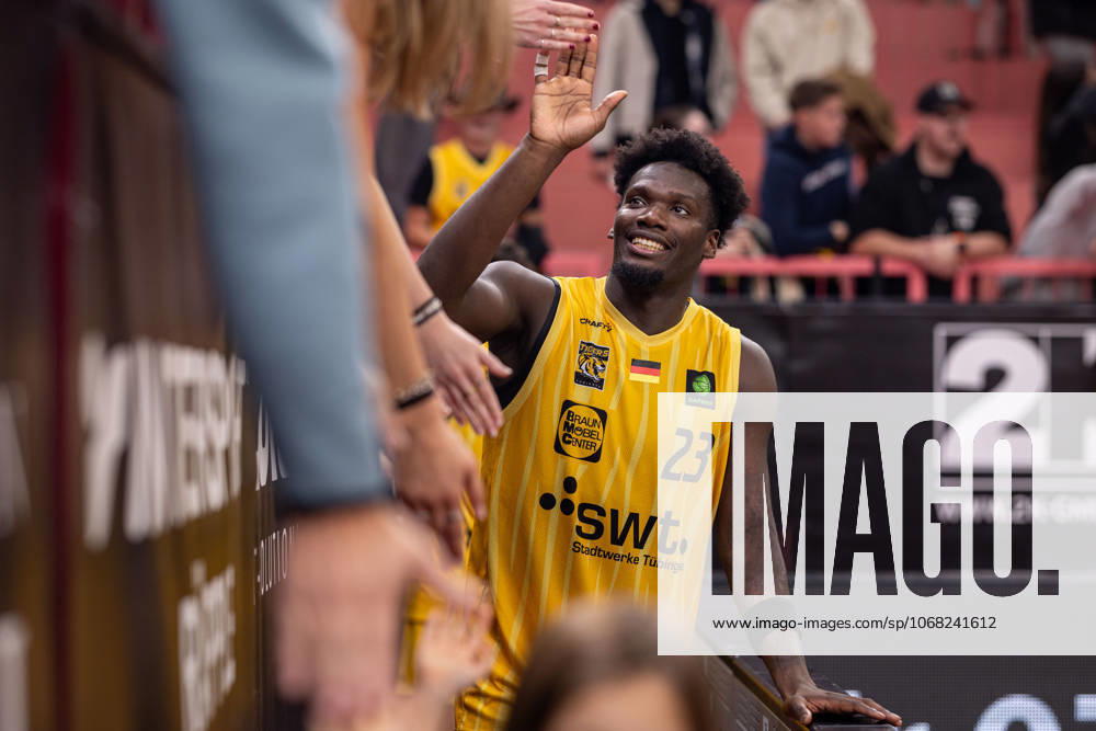 Tigers Tuebingen SBB Baskets Wolmirstedt, Men, 2 Bundesliga, Barmer 2 Basketball Bundesliga, pro A, 5 Spieltag, Spielzeit 2025 2026, 25 10 2025 Melkisedek Moreaux Tigers Tuebingen, 23 high-fives the fans after the game