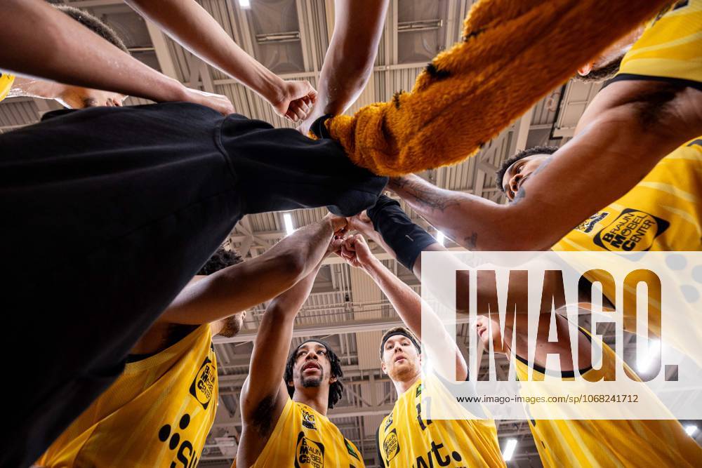 Tigers Tuebingen SBB Baskets Wolmirstedt, Herren, 2 Bundesliga, Barmer 2 Basketball Bundesliga, pro A, 5 Spieltag, Spielzeit 2025 2026, 25 10 2025 The Tigers Tuebingen team puts their fists together after the victory