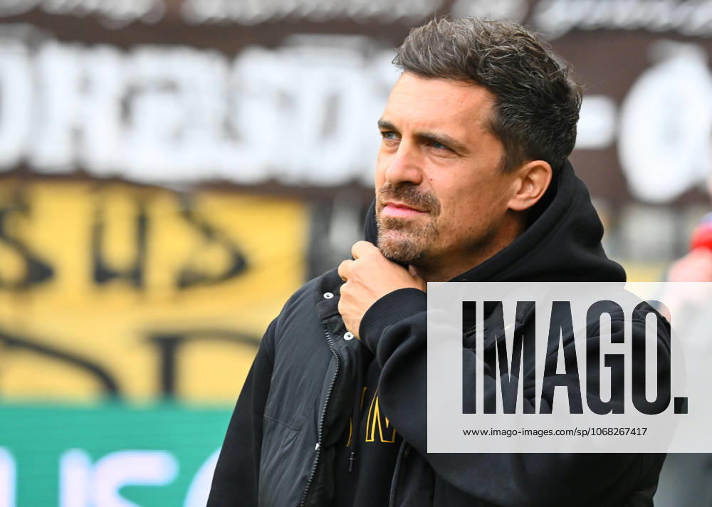 Coach Thomas Stamm Dresden , 25 10 2025, Football, GER, Season 2025 2026, 2 Bundesliga, Zweite Liga, 10 Matchday, Rudolf Harbig Stadion Dresden, SG Dynamo Dresden SC Paderborn 07, DFB AND DFL REGULATIONS PROHIBIT ANY USE OF PHOTOGRAPHS as IMAGE SEQUENCES and or QUASI VIDEO,