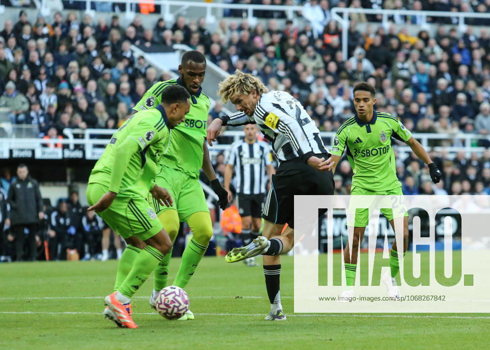 Premier League Newcastle United v Fulham Nick Woltemade of Newcastle United flicks the ball during the Premier League match Newcastle United vs Fulham at St. James s Park, Newcastle, United Kingdom, 25th October 2025 (Photo by Richard Bierton News Images) Newcastle St. James s Park Tyne and Wear United Kingdom
