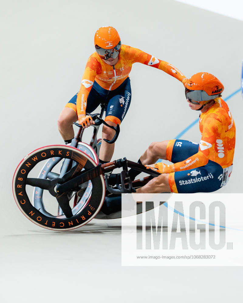 2025 Tissot UCI Track World Championships Picture by Alex Whitehead SWpix.com - 25 10 2025 - Cycling - 2025 Tissot UCI Track World Championships - Velodromo Penalolà n, Santiago, Chile - Womens Madison - Lorena Wiebes (right) and Lisa van Belle (left) of the Netherlands crash during a handsling changeover. Santiago Velodromo Parque Penalolà n Chile